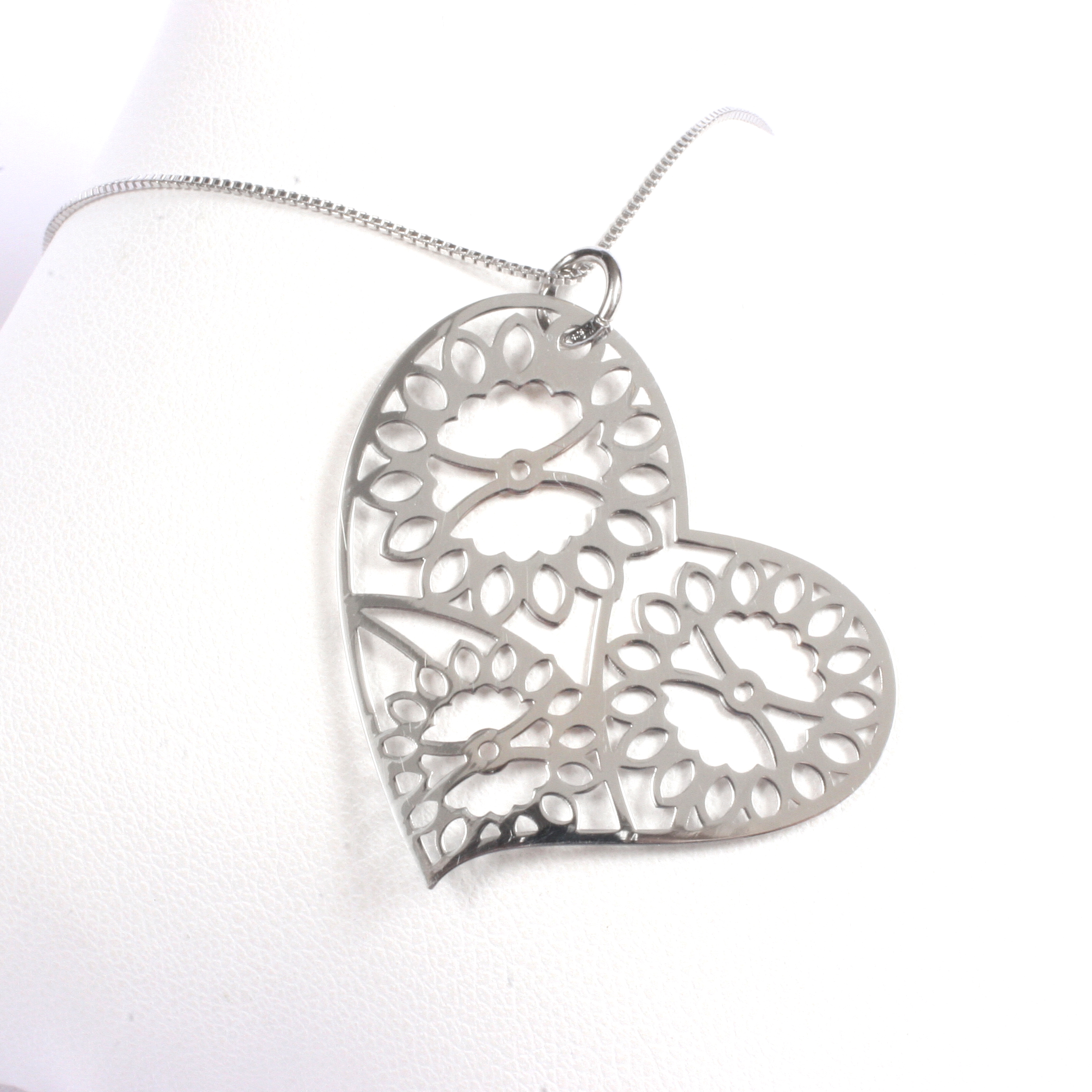 Necklace with heart pendant