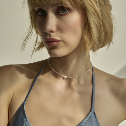 Necklace with nacre zircons