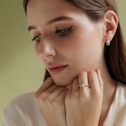 Silver ring with pearl and zircons